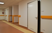 drzwi do gabinetów lekarskich